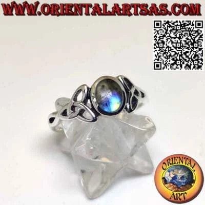 Anello in argento 925‰  con labradorite ovale incastonata ed Triquetra sui lati - Immagine 1 di 4
