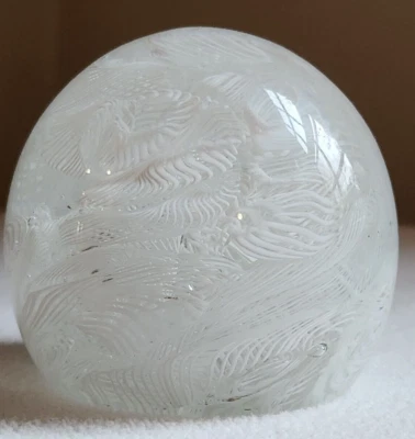 Pisapapeles de vidrio artístico vintage blanco diseño Filigrana Latticino MCM (¿Murano?) Foto 1 de 4