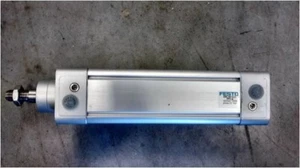 Cilindro pneumatico elettrico Festo DNC-40-100-PPV-A, usato - Foto 1 di 4