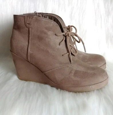 BOTAS DE TORNOZELO MERONA FEMININAS BEGE ESCURO CAMURÇA COM CADARÇO CUNHA (9) Euc. - Imagem 1 de 4