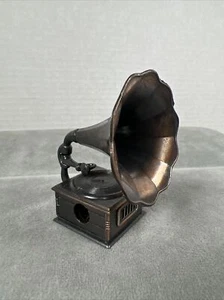 Sacapuntas de metal miniatura fundido a presión vintage Victrola gramófono fonógrafo - Imagen 1 de 9