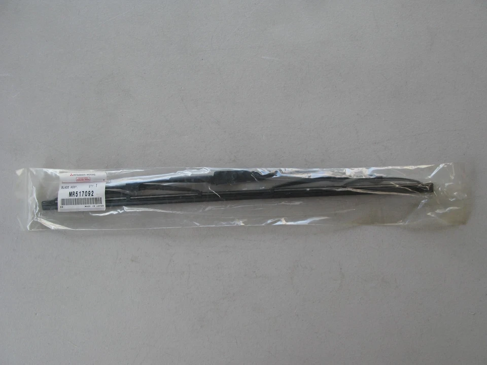 GENUINE MITSUBISHI WINDSHIELD WIPER BLADE (#MR517092) 475 mm - LOT OF 2 - Image 1 of 1