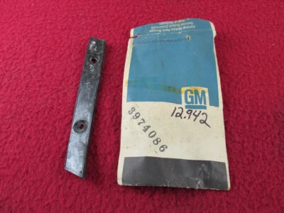 Nuevo de Lote Antiguo 1969-1972 Corvette RH CARROCERÍA TRASERA BLOQUEO PILAR DESVIADOR TIRA GM# 3974086 Foto 1 de 4