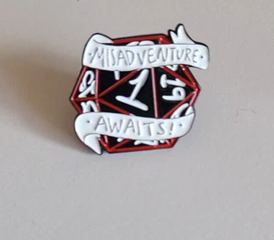 RPG DnD "MISADVENTURE WAITS!" Crit Fail Die Pin ~ Lustiges Geschenk! Dungeons & Dragon - Bild 1 von 2