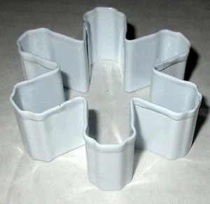 WILTON CHRISTMAS COOKIE CUTTER ~SNOWFLAKE ~ 2.75" x 2.75" x 1" - Picture 1 of 1