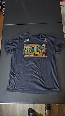 Camisa Oklahoma Sooners Chick-fil-A Peach Bowl Jordan para Hombres M Negra Gráfica Foto 1 de 4