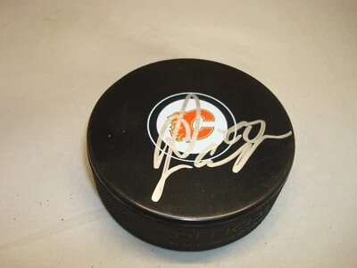 Disco de hóquei autografado por Curtis Lazar Calgary Flames 1A - Imagem 1 de 2