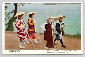 Devotos Visitando Santuarios Japoneses A Pie Hombre Mujer Vestido Tradicional Postal - Imagen 1 de 2