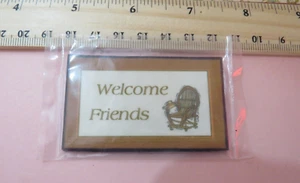 1:12 Dollhouse Miniature~ Welcome "FRIENDS" Mat NIP 2-1/2 x 1-1/2 #94 - Imagen 1 de 1