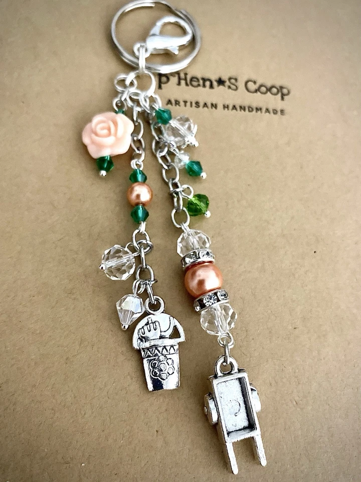 Garden Peach Rose con carretilla y cubo bolso de mano encanto llavero hecho a mano EE. UU. 2020 Foto 1 de 3