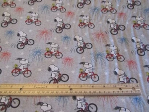 Bicicleta de Montar Gris Snoopy Fuegos Artificiales Patriótico 4 de Julio Tela de Algodón Por PORTE - Imagen 1 de 1