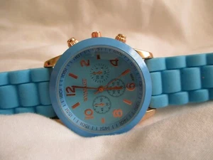 Womage Analog Wristwatch with a Buckle Band - Picture 1 of 12