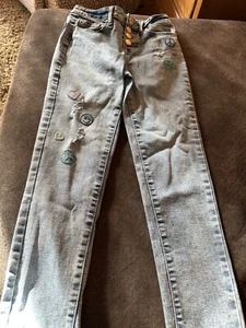 SO Girls Jeans Distressed Lt Wash, Sz 7, Snap Front, Appliqués On Leg, Preowned - Picture 1 of 4