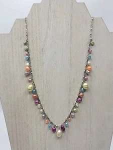Collar de perlas teñidas multicolores cadena tono plata 17-19" usado en excelente estado - Imagen 1 de 2