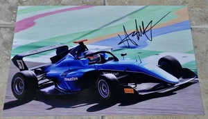 Foto a color firmada por Lia Block de 12” x 8” F1: The Academy Williams con certificado de autenticidad - Imagen 1 de 3