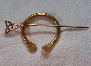 Handwerklich gefertigte ausgefallene mittlere Umhang Pins in Bronze oder Nickel & 6 Designs - Bild 1 von 12