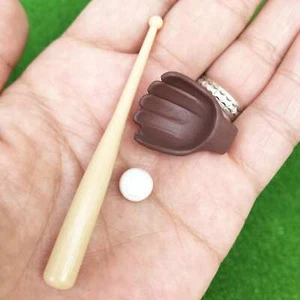 3 Stck./Set 1/12 Puppenhaus Mini Baseballschläger Handschuh & Ball Modell Spiel Ornamente - Bild 1 von 12