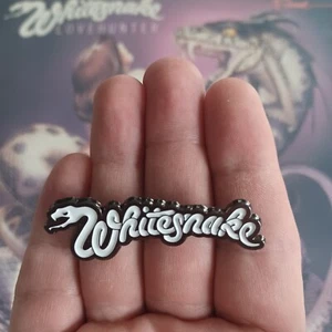 ]:-) WHITESNAKE - METAL PIN - 2x5,5 CM - HARD ROCK - DAVID COVERDALE - Zdjęcie 1 z 1