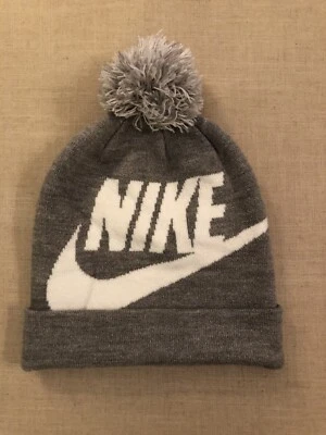 Nike Pom NIÑOS/NIÑAS JÓVENES NIKE GORRO GRIS Foto 1 de 4
