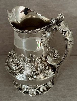 GORGEOUS AMERICAN NOUVEAU WATER LILY STERLING SEASCAPE REPOUSSE WATER PITCHER - Imagem 1 de 4