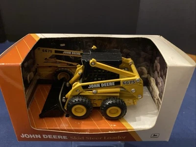 Minicargadora ERTL John Deere 6675, amarilla, 1/32, nueva en caja Foto 1 de 4