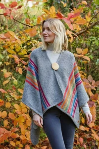 Poncho envolvente de lana a rayas arco iris colorido tejido a mano Pachamama talla única - Imagen 1 de 15