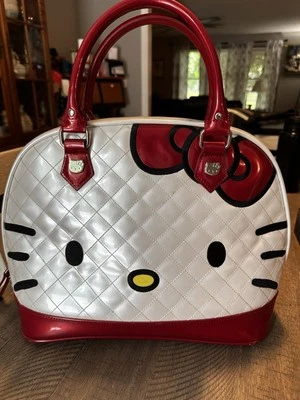 Bolso Loungefly Sanrio Hello Kitty 2012 grande abovedado rojo/blanco Foto 1 de 4