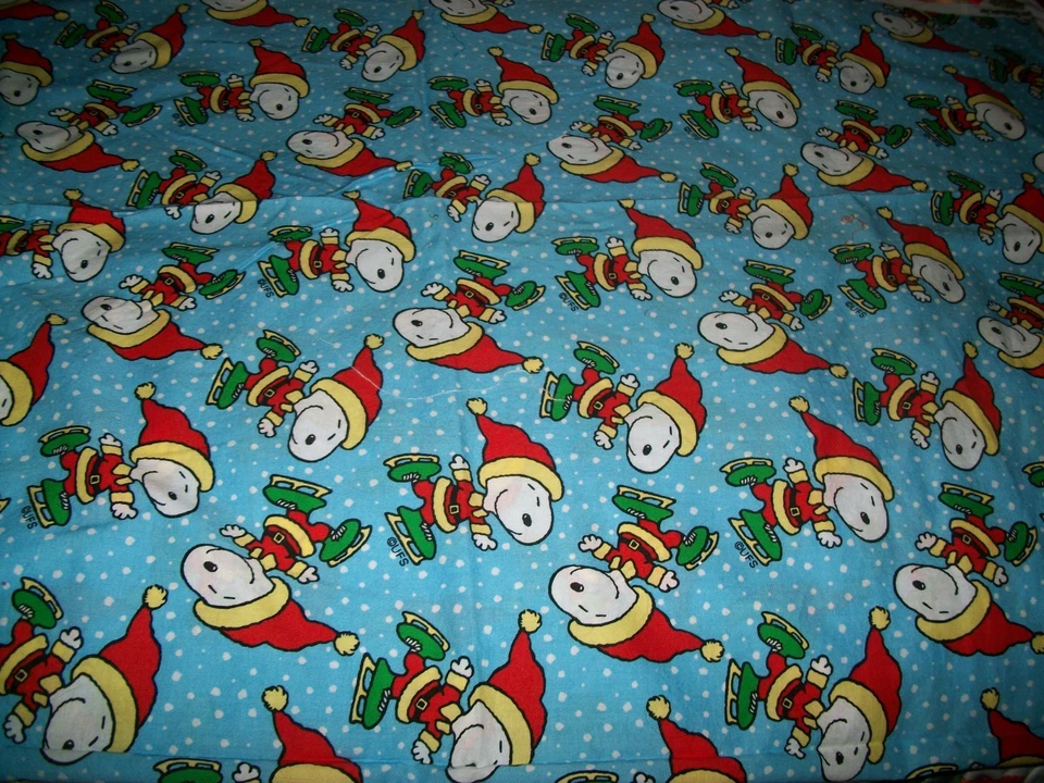 Tela de Navidad Peanuts Snoopy en traje de Papá Noel patinaje sobre hielo una yarda Foto 1 de 1