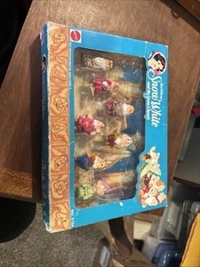 Mattel BIANCANEVE E I SETTE NANI DISNEY FIGURINA DA COLLEZIONE giocattolo vintage NUOVO - Foto 1 di 13