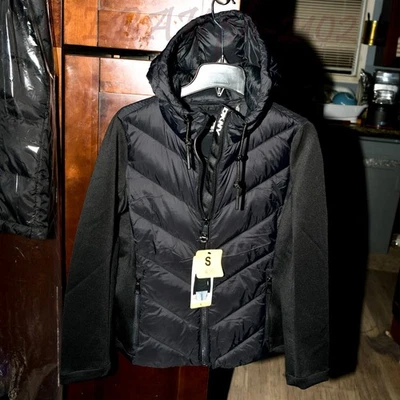 CHAQUETAS PUFFER LIGERAS PARA MUJER DKNY. rojo, negro, blanco Foto 1 de 3