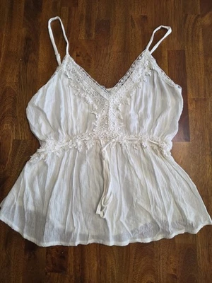 Regata feminina American Rag branca estilo boho tamanho pequeno  - Imagem 1 de 4