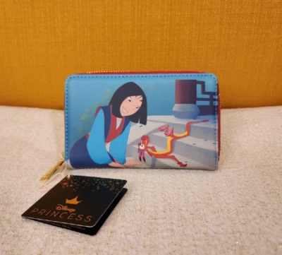 Cartera Loungefly Disney Mulan Princesa Escena Mushu Cremallera Alrededor NUEVA Foto 1 de 4