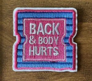Rücken und Körper schmerzt bestickt Bügelbild Aufnäher Patch NEU - Bild 1 von 3
