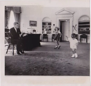 JOHN-JOHN & CAROLINE KENNEDY DANCE IN JFK OVAL OFFICE* VINTAGE 1962 ICONIC photo - Picture 1 of 2