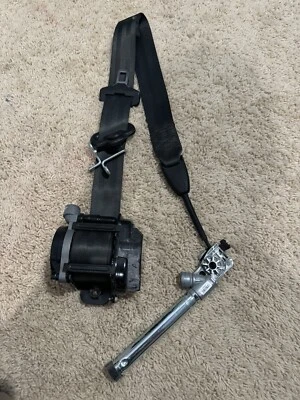 Conjunto retractor cinturón de seguridad delantero derecho Ford Focus 2015-2018 pasajero negro OEM Foto 1 de 4