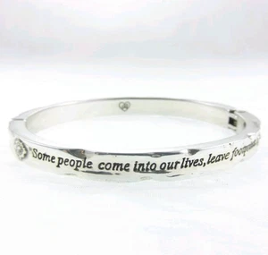 Pulsera con bisagra de estrás Brighton 'Huellas' de 6,75" - Imagen 1 de 6