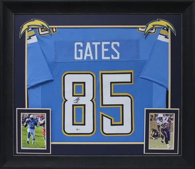 Jersey Antonio Gates Auténtico Firmado Azul Polvo Estilo Profesional Enmarcado BAS Testigo Foto 1 de 2