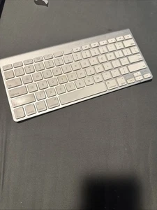 Apple A1314 Wireless Bluetooth Magic Keyboard  *TESTED* Works W/ Batteries Mac - Picture 1 of 7