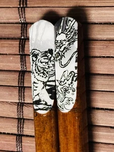 Juego de palillos de regalo y estuche de plástico portátil tigre y dragón hecho en Japón - Imagen 1 de 4
