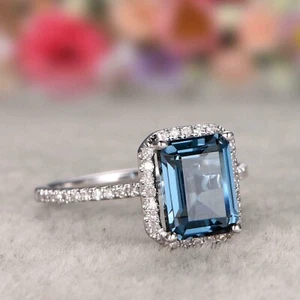 Anillo con halo de topacio azul Londres 4 quilates corte esmeralda creado en laboratorio enchapado en oro blanco de 14 quilates - Imagen 1 de 5