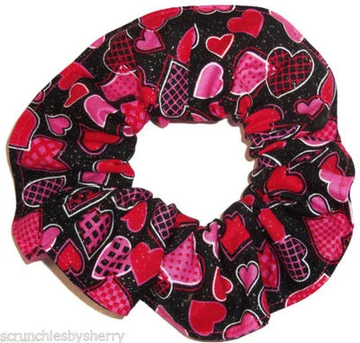 Tela Scrunchie para el cabello Día de San Valentín por Sherry Hearts Kisses Snoopy Foto 1 de 2