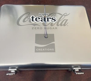Coca-Cola Happy Tears Zero Sugar Hype Kit LE In Hand - Bild 1 von 5
