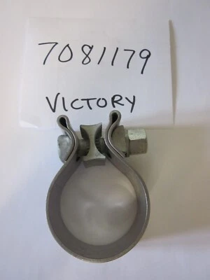 7081179 OEM VICTORY EXHAUST CLAMP 2005-17 X CTRY RDS JP HIGHBALL VISION JUDGE - Imagem 1 de 2