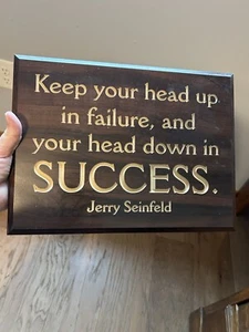 HOLZ HANDGEFERTIGT HOLZ BACH DESIGN SEINFELD WANDSCHILD MIT KOSTENLOSEM VERSAND - Bild 1 von 2