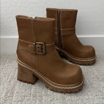 Deadstock Vintage y2k Gruesa Soda Bota Marrón Tostado Hebilla Plataforma Taco Fondo Foto 1 de 4