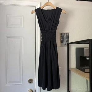 MODASPIA grau V-Ausschnitt gesmokt dehnbare Taille ärmellos Strick Mini Midi Kleid - Bild 1 von 6
