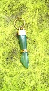 SU PERBE  PENDENTIF MAIN  EN  JADE VERT , MÉTAL DORE , MUNI DE  SON  CORDON NEUF - Imagen 1 de 6