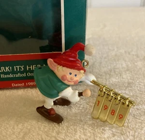 Hallmark Andenken Ornament 1989 First in the Hark! It’s Herald Serie - Bild 1 von 3