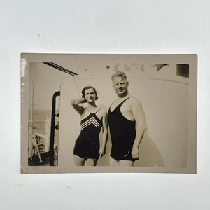 Fotografía DE COLECCIÓN B&W Arte Basura Curiosidad Años 30 40 Playa Bañistas Hombre Mujer - Imagen 1 de 3