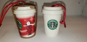 JUEGO 2 TAZAS STARBUCKS TO GO Cerámica MINI ADORNO ROJO CAROLER COPO DE NIEVE NAVIDAD  - Imagen 1 de 9